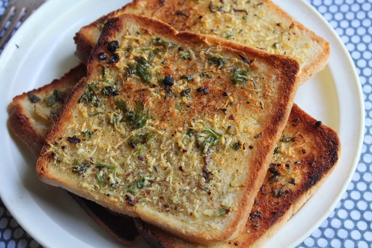 garlic bread made with white bread with fresh garlic butter