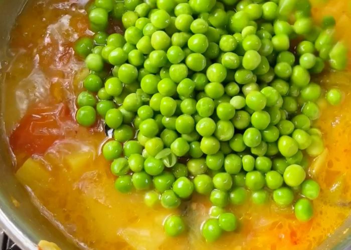 add frozen green peas which is thawed