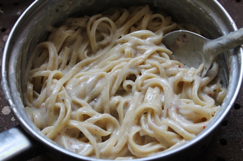 mix pasta with white sauce