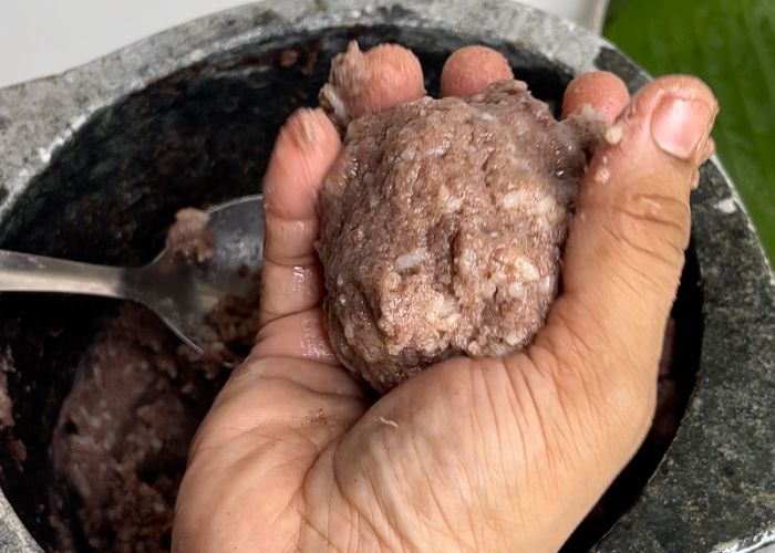 shape into ragi mudde balls