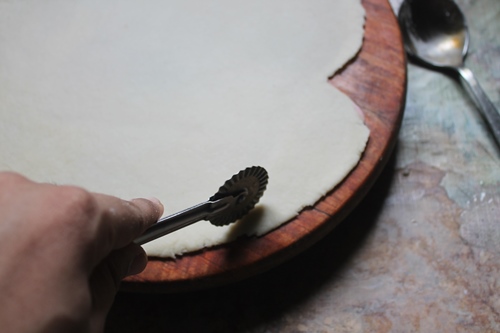 cutting dough using pizza cutter