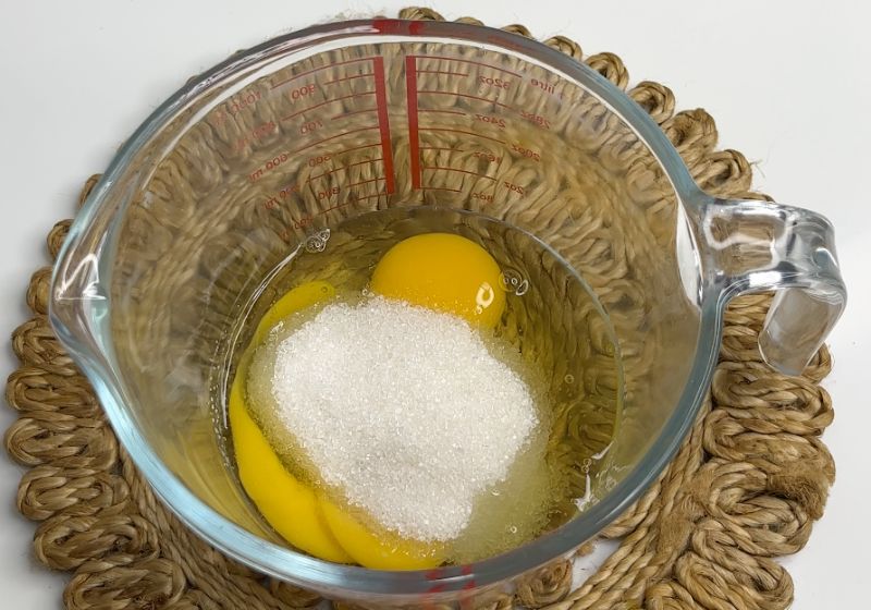 add sugar to eggs