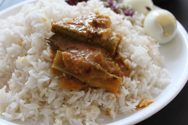 kara kulambu with hot rice