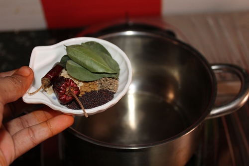 temper spices in oil for making kara kulambu
