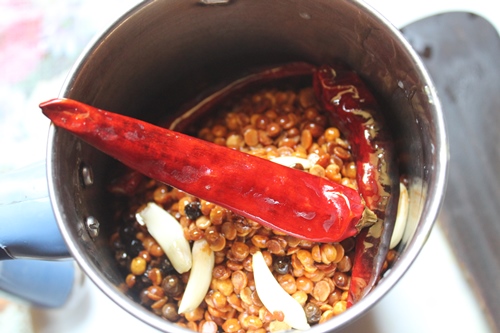 take roasted dal and chillies along with garlic in a blender