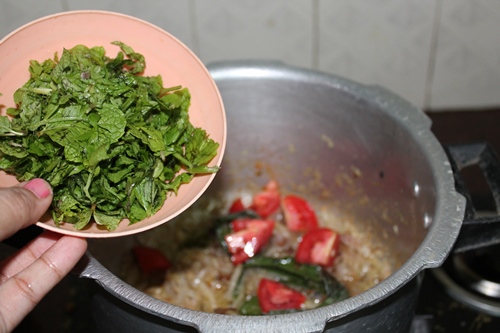 add finely chopped coriander and mint leaves
