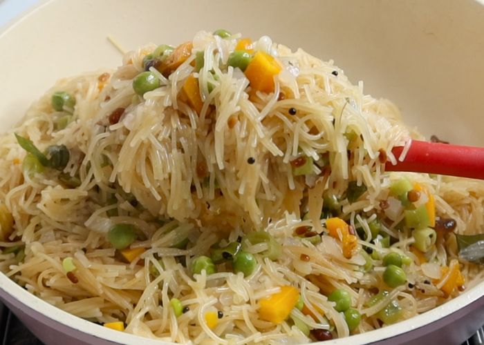 gently mix the vermicelli upma 