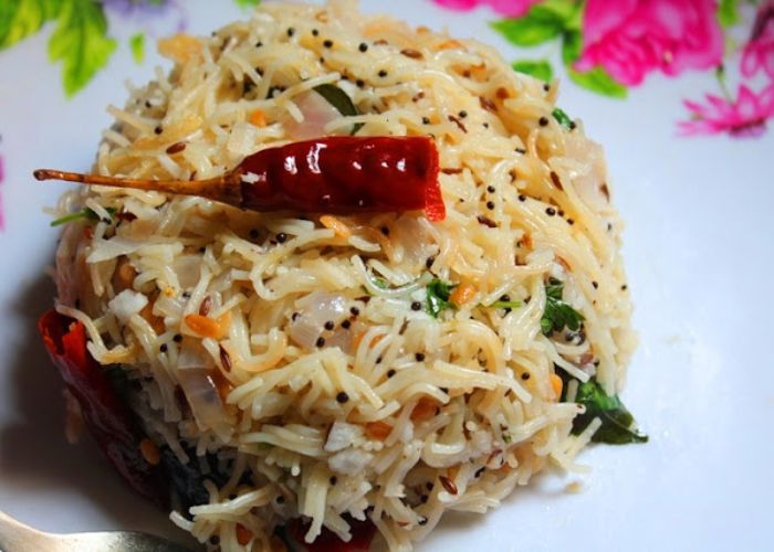 semiya upma plated with a fried dry red chilli on top