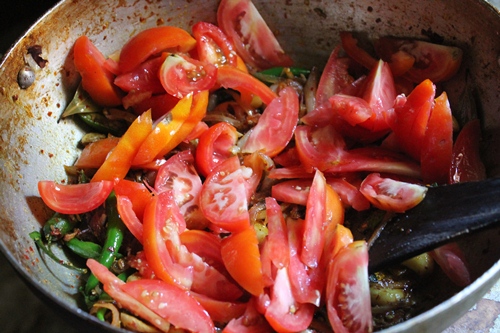 add sliced tomatoes for making tomato rice