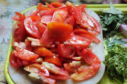 fresh tomatoes sliced