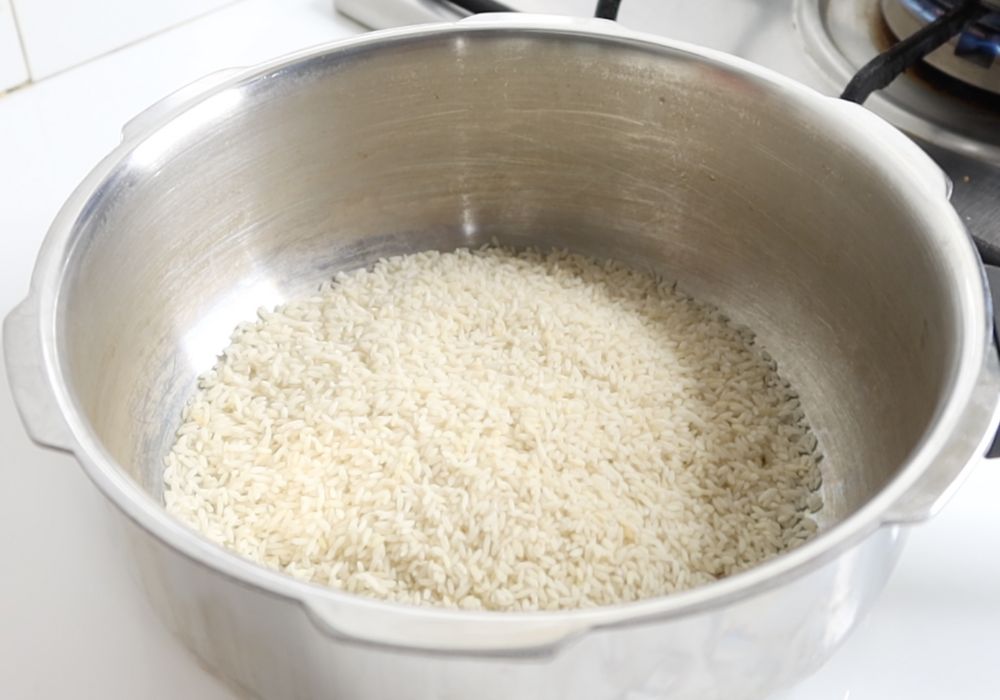 take raw rice in pressure cooker