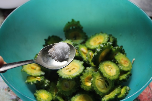 add salt over bitter gourd for chips