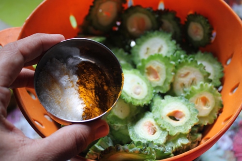 sprinkle salt and turmeric
