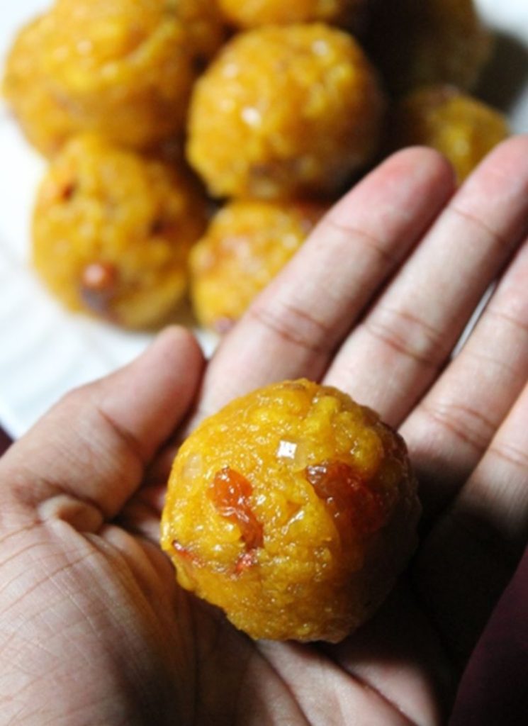 boondhi ladoo served on hand