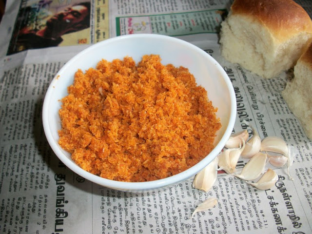 Lehsun ki chutney served with pav buns