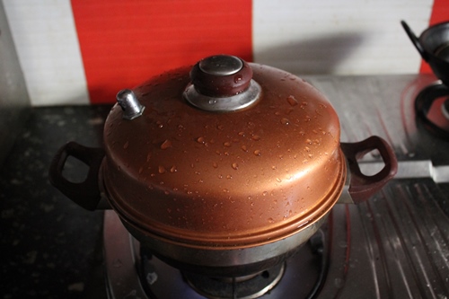 idiyappam steaming on idli steamer