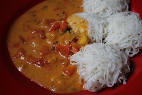 idiyappam served with tomato kurma