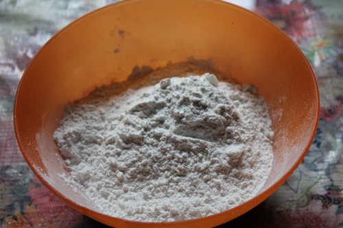 take rice flour in a bowl.
