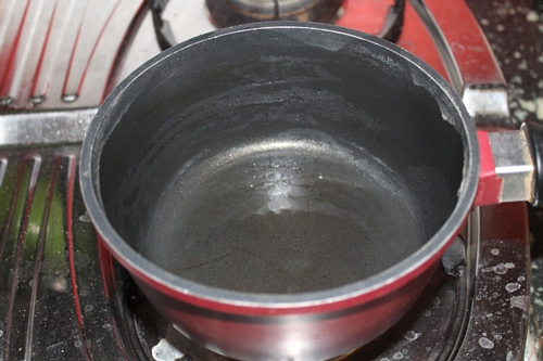 heat oil in a sauce pan