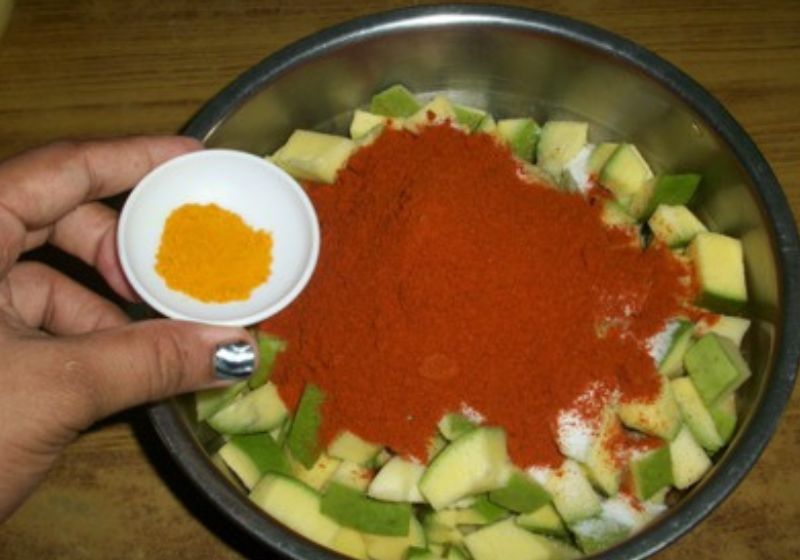 add turmeric to raw mangoes