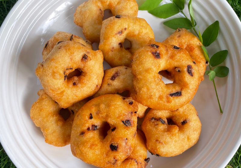 crispy medu vada fried and served in a platter