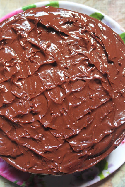 rustic swirled pattern on chocolate mud cake