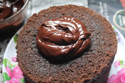 spread ganache over mud cake