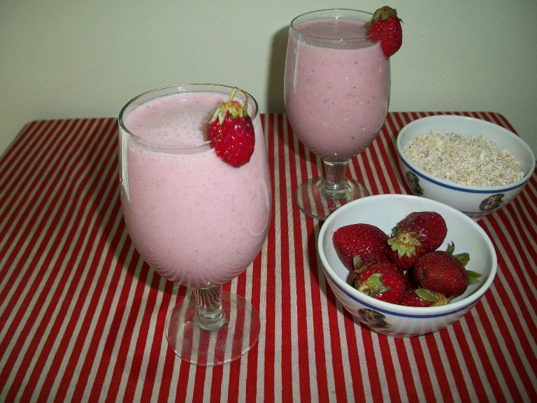 Oats Strawberry Smoothie Recipe for Weight loss served