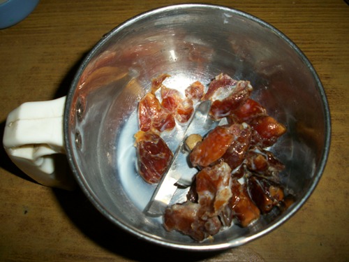 take soaked dates in a blender