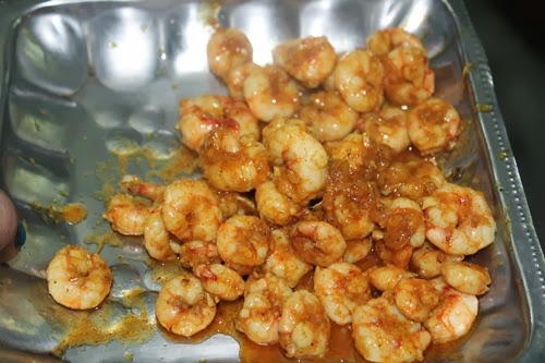 remove cooked prawns in a plate