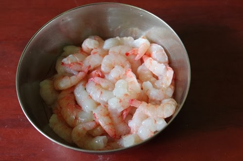 cleaned prawns in a bowl