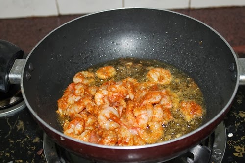 add prawns to oil