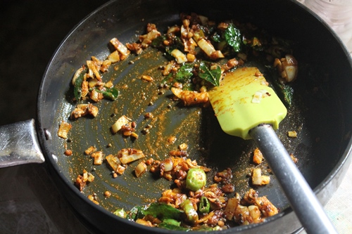 mix spices with the oil