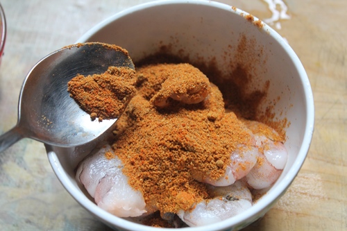 add half of the mixed spice into the prawns