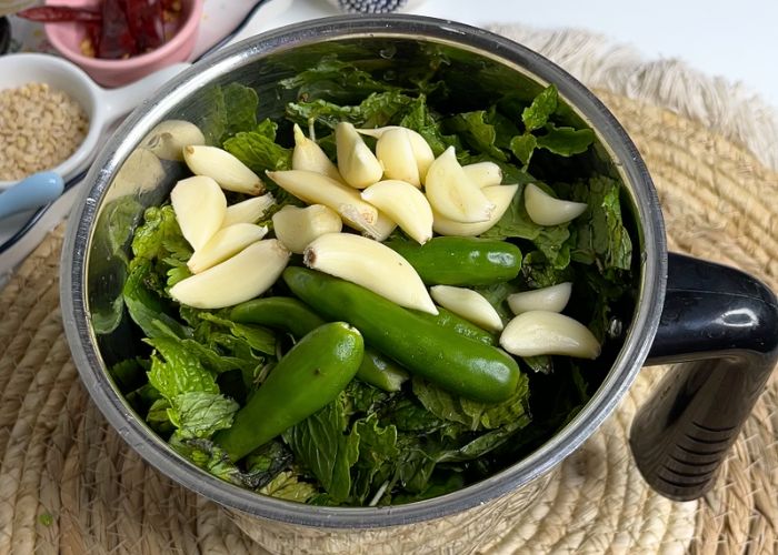 mint, green chilli and garlic in a blender