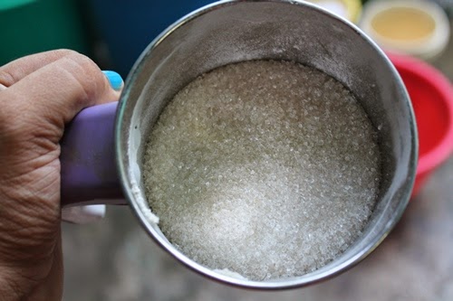 add sugar in a blender along with cardamom and cloves
