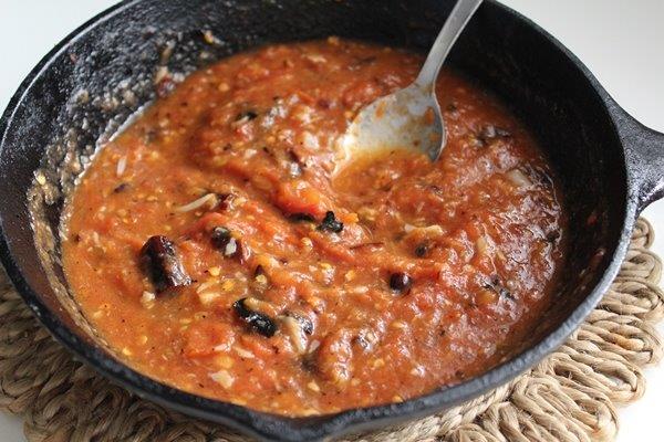 garlic tomato chutney ready to serve