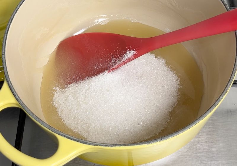 add sugar to the pot for making china grass pudding