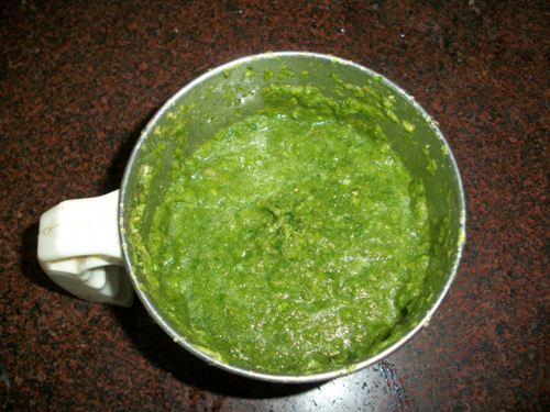 grind coriander leaves to puree for making coriander rice
