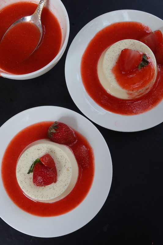 serve panna cotta with strawberry sauce