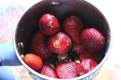 take strawberries in a blender for making strawberry puree