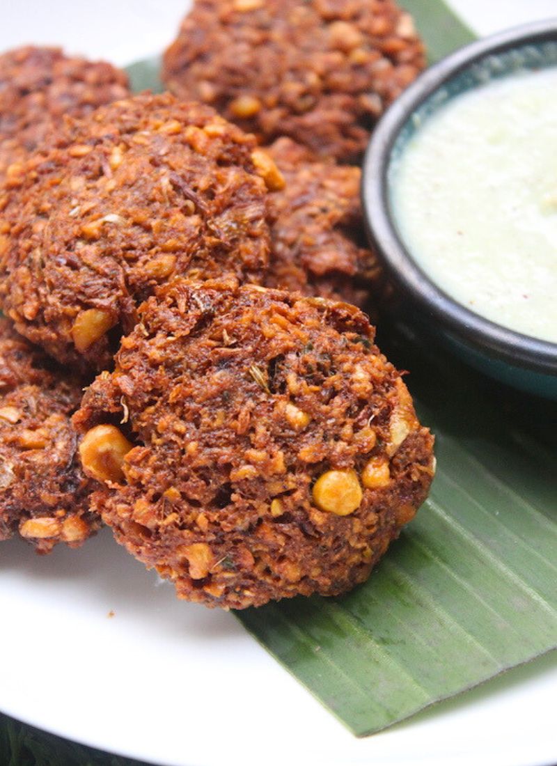 serve crispy vazhaipoo vadai 