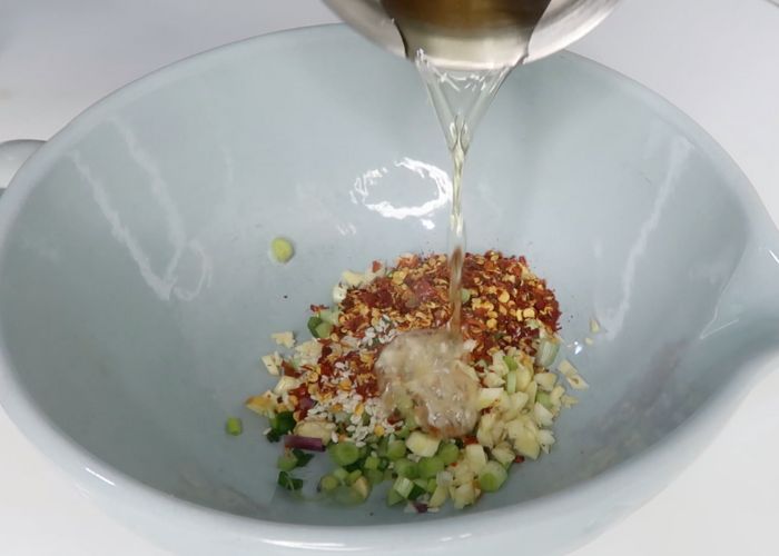 pour hot oil over the garlic