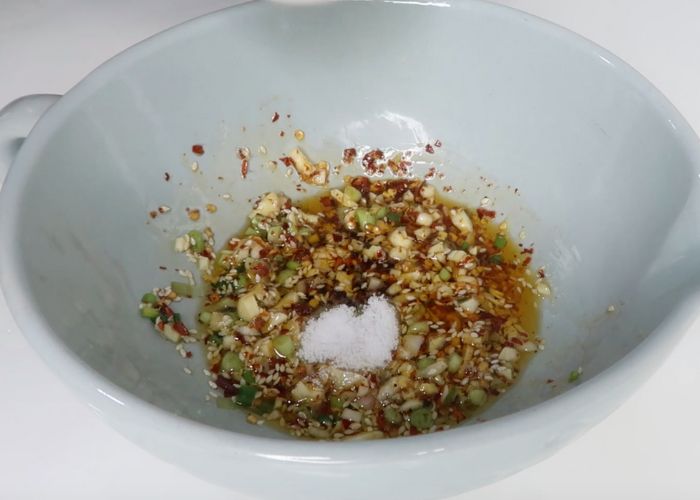 add salt for making chilli oil noodles