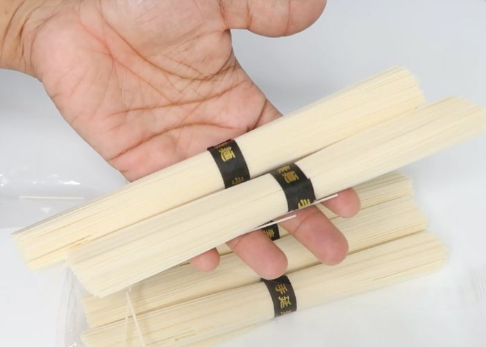 thin wheat noodles