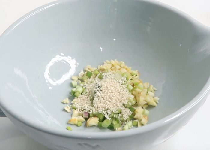 add sesame seeds for making chilli oil noodles