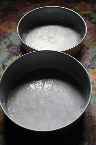 prepare cake pan for baking