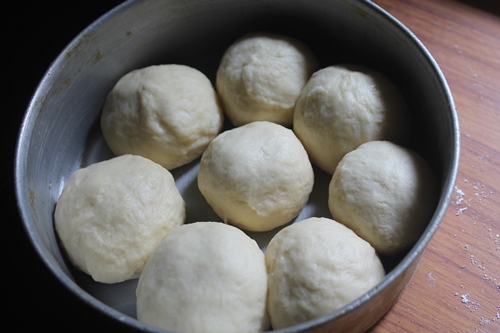 arrange dough balls in baking tray