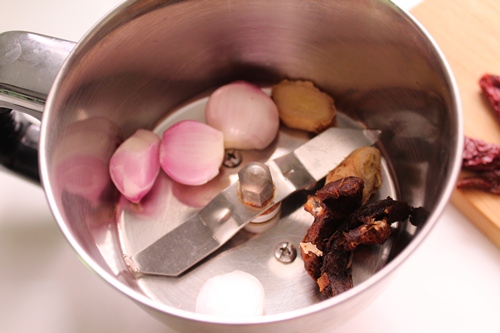 take shallots, ginger, tamarind in a blender for making chammanthi