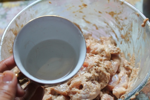 add a splash of water to chicken